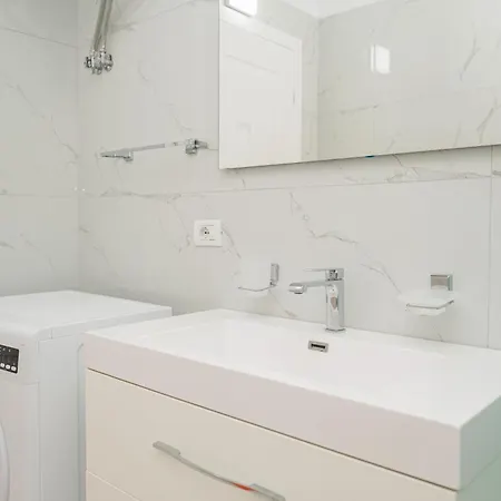 Cozy One Bedroom With Stunning Sea View In Lungomare