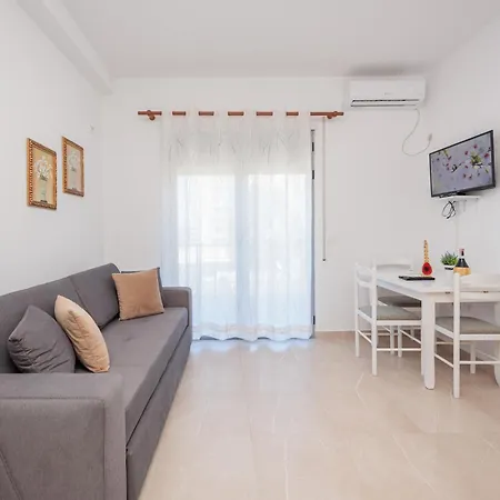 Lejlighed Cozy One Bedroom With Stunning Sea View In Lungomare